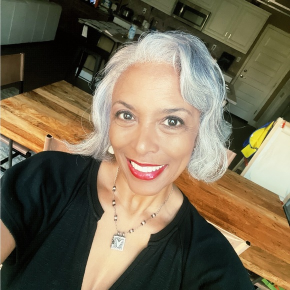 Profile Picture of Nancy Lowe (@ushudanada) on Poshmark