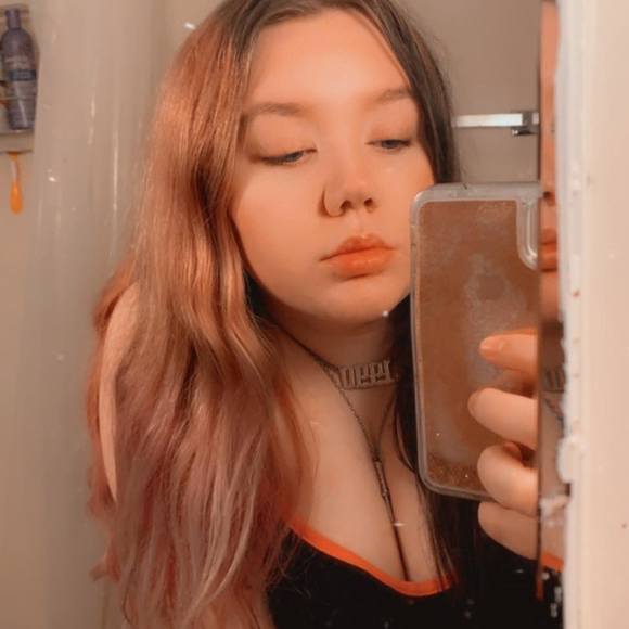 Profile Picture of Asia Tigges (@asiatigges) on Poshmark