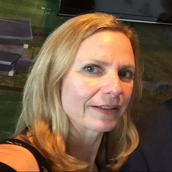 Debra Ohstrom - Poshmark Profile Picture of Debra Ohstrom (@dohstrom) on Poshmark