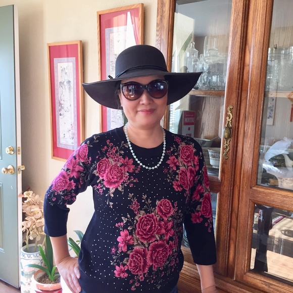 Profile Picture of Xiaoyan Hogan (@hogan7917) on Poshmark