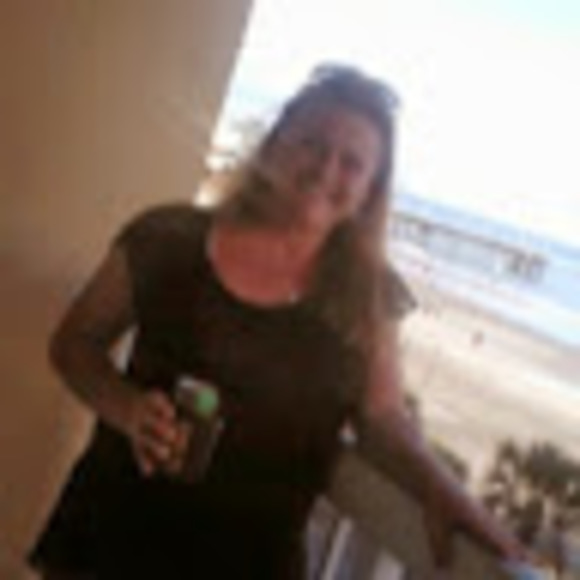 Profile Picture of Wendy Wawrzyniak (@mrswroberts) on Poshmark