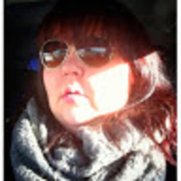 Profile Picture of Carrie Lidstone (@carrielidstone) on Poshmark