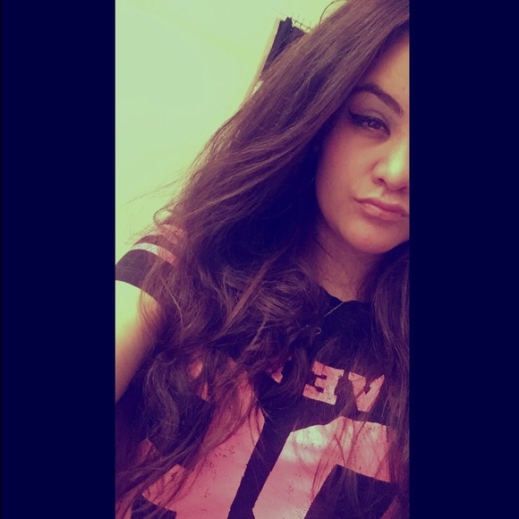 Profile Picture of Julia Hilderbrand (@juliaaaamariee) on Poshmark