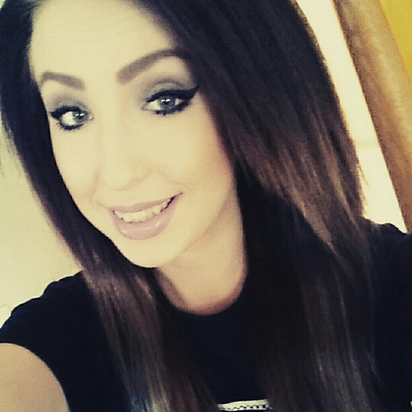 Profile Picture of Amanda Szatkowski (@mandiidarling) on Poshmark