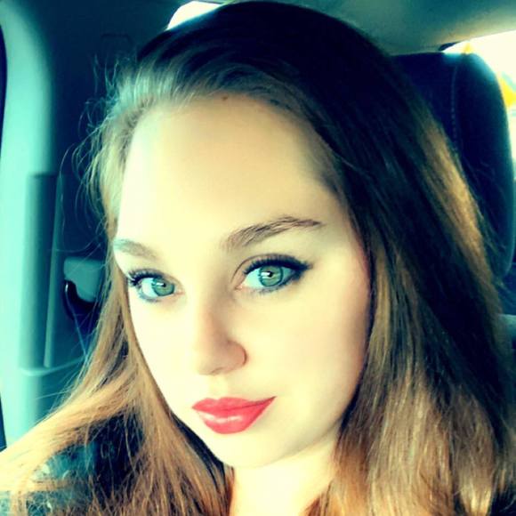 Profile Picture of Ashlie Plowden (@arowlin18) on Poshmark