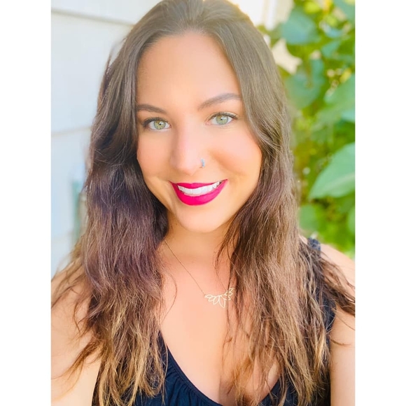 Profile Picture of Ariella Jeansonne (@ariella_j) on Poshmark