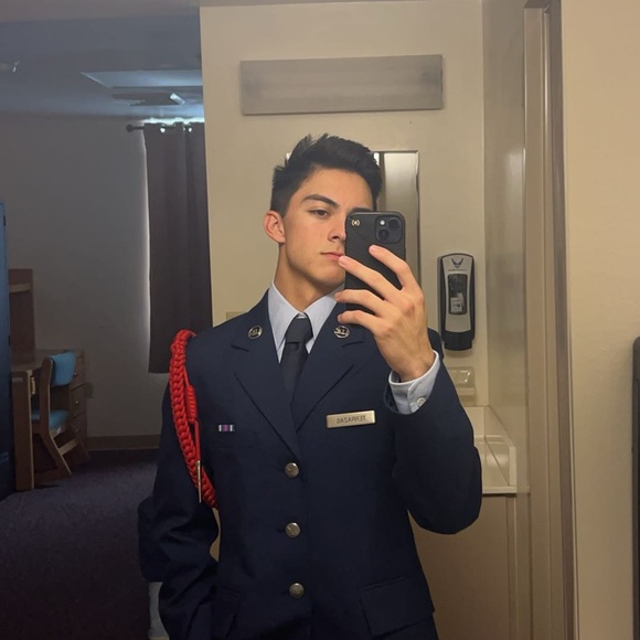 Profile Picture of Alex Terrazas (@alex340965) on Poshmark