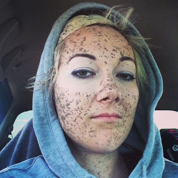 Profile Picture of Alexa Baker (@alexanomz) on Poshmark