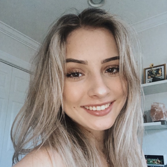 Profile Picture of Amy Walaszek (@amywalaszek16) on Poshmark