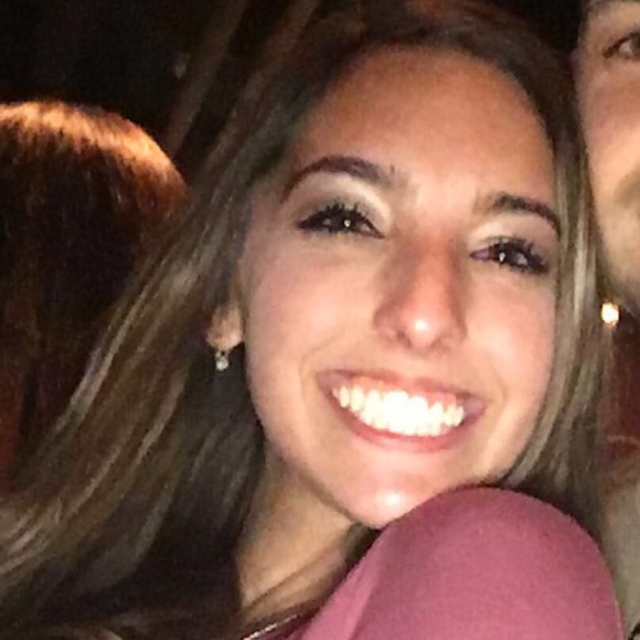 Profile Picture of Alexis Dafonseca (@adafonseca) on Poshmark