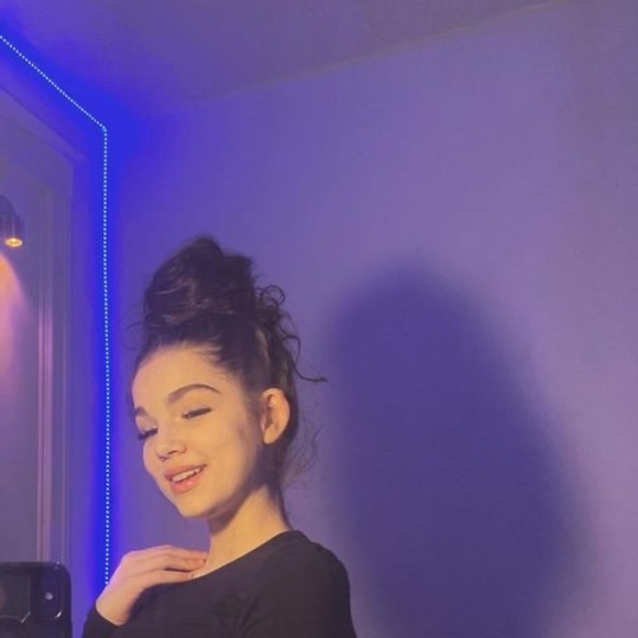 Profile Picture of Mia Bastien (@miabarriere) on Poshmark