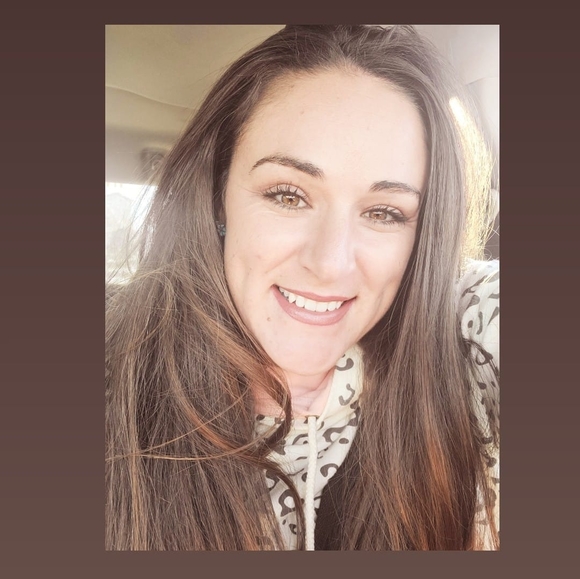 Profile Picture of Amanda Ray (@amandaroseray) on Poshmark