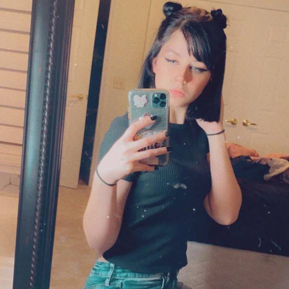 Profile Picture of Nicole Yackovetsky (@nyackovetsky) on Poshmark