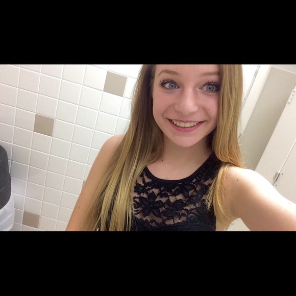 Profile Picture of Sophie Paslowsky (@sophiepas) on Poshmark