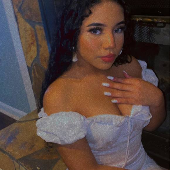 Profile Picture of Gandy Gans (@gandy_gans) on Poshmark