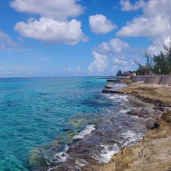 Profile Picture of Kim Deaton (@krdeaton0902) on Poshmark