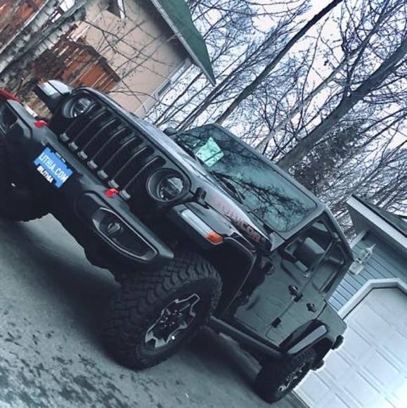 Profile Picture of Shannon Roohr (@srkthree3) on Poshmark