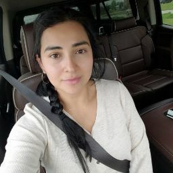 Profile Picture of Iris Canellos (@irisic) on Poshmark