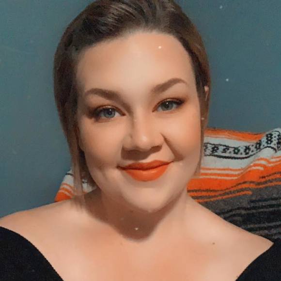 Chloe Wallenstein - Poshmark Profile Picture of Chloe Wallenstein (@chloezella) on Poshmark