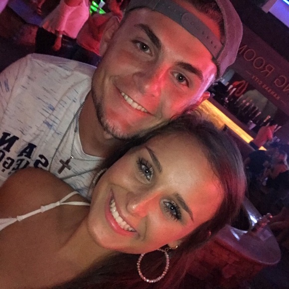 Profile Picture of Taylor Westhoff (@tmwesthoff) on Poshmark