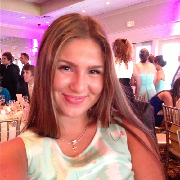 Profile Picture of Alexa Decesaris (@alexadecesaris) on Poshmark