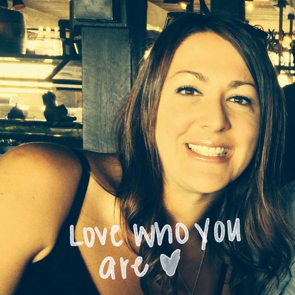 Profile Picture of Ashley Viesca (@ashv222) on Poshmark