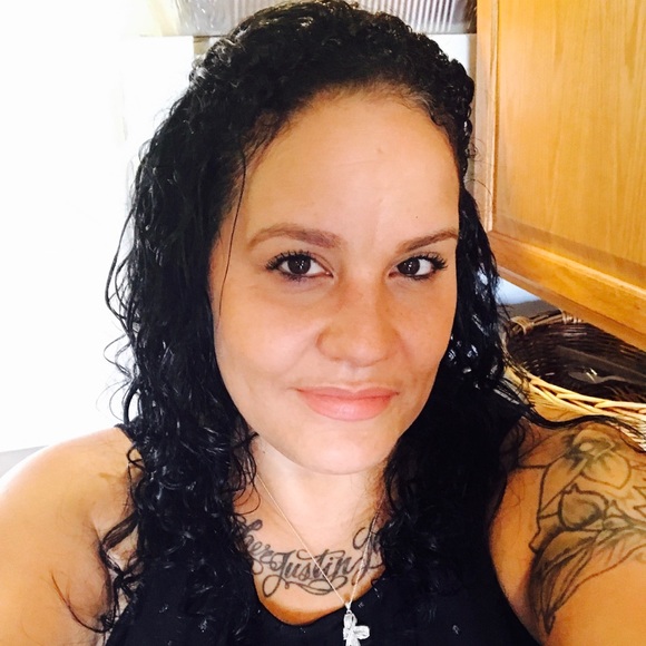 Profile Picture of Luz Blanco (@luzz242000) on Poshmark