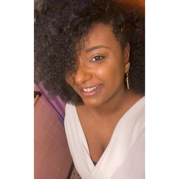 Profile Picture of Vanou Galvao (@sweetvanou16) on Poshmark