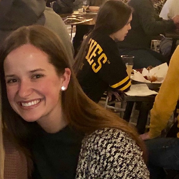 Profile Picture of Brooke Hofer (@brookehofer) on Poshmark