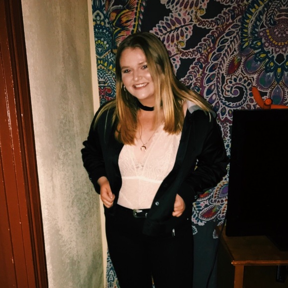 Profile Picture of Amber Moritko (@ambermoritko) on Poshmark
