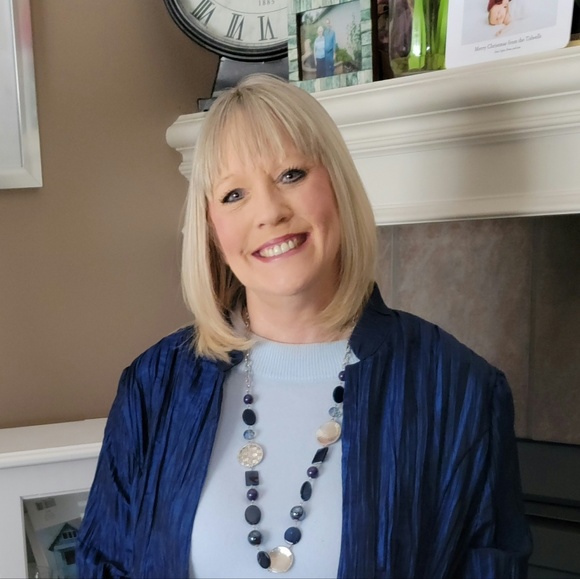 Profile Picture of Leslie Steinle (@barneylittle) on Poshmark