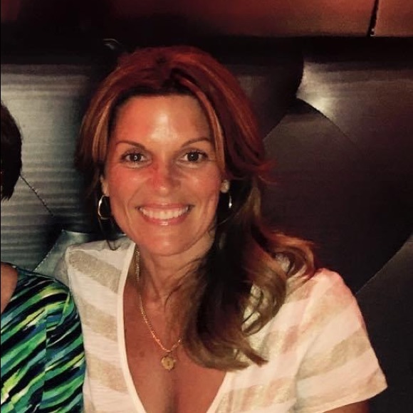 Profile Picture of Dina Timmoney (@dtimmoney) on Poshmark