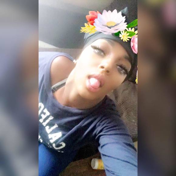 Profile Picture of Dee Gonzalez (@deahveon) on Poshmark