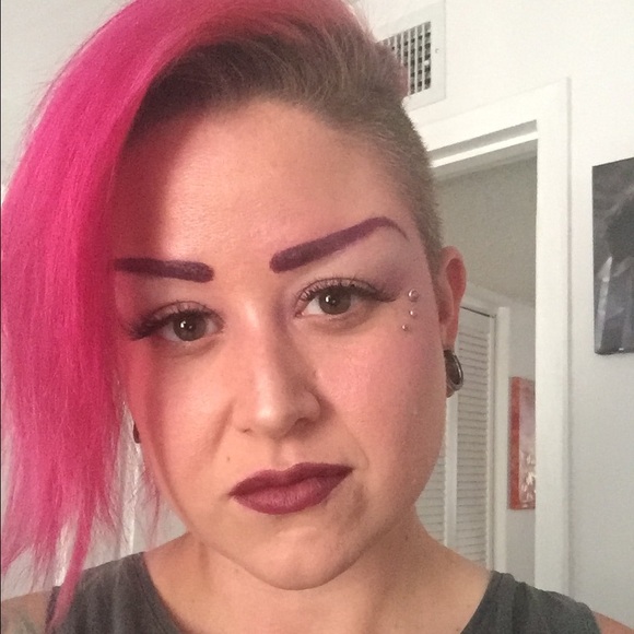 Profile Picture of Jennifer Duff (@snatchback) on Poshmark