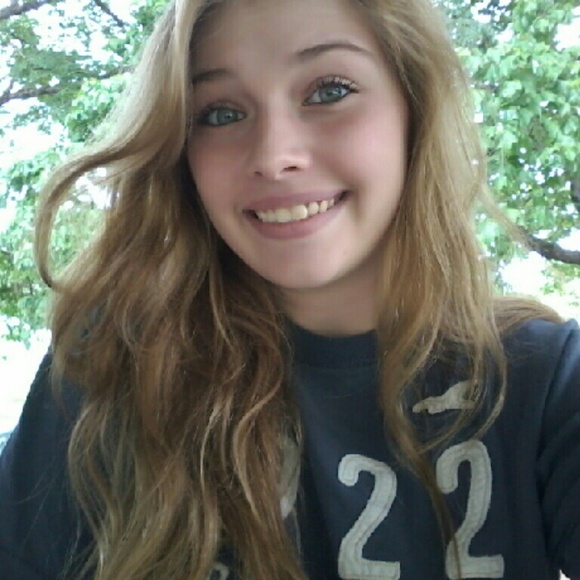 Profile Picture of Alicia Reaves (@areaves_123) on Poshmark