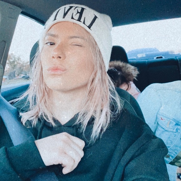 Luisa Galvis - Poshmark Profile Picture of Luisa Galvis (@luisa_galvis) on Poshmark