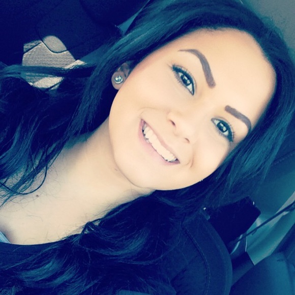 Profile Picture of Alexis Morrow (@alexis_morrow) on Poshmark
