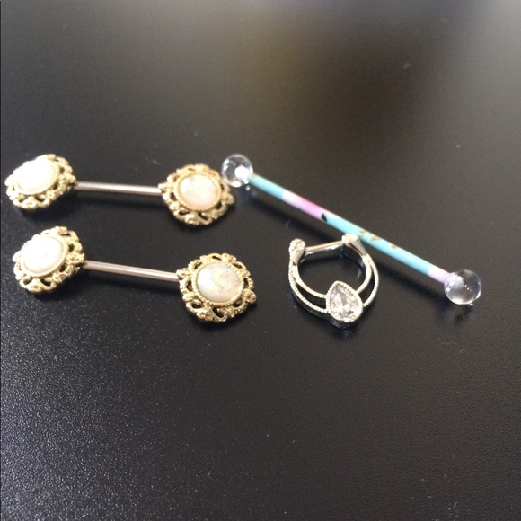 Profile Picture of Megan Hoghaug (@bodyjewelryetc) on Poshmark