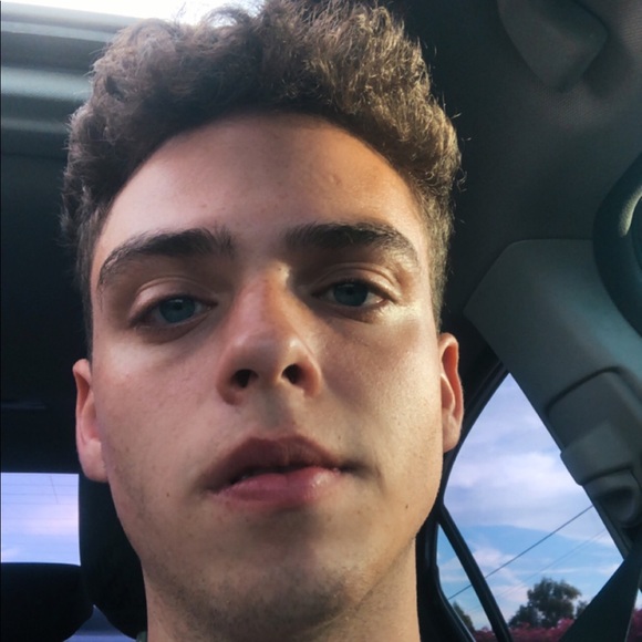 Profile Picture of Brandon Farrell (@brandonfarrell) on Poshmark