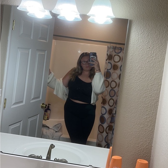 Profile Picture of Mikayla Atton (@mikaylaatton) on Poshmark