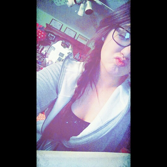 Profile Picture of Carleigh Irgens (@carleighj16) on Poshmark