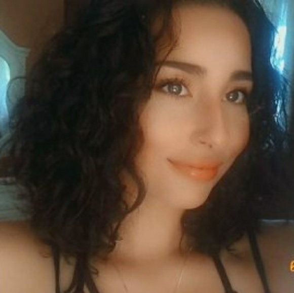 Profile Picture of Julianna Álvarez (@julie2020usa) on Poshmark