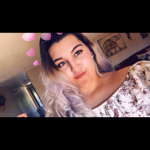 Profile Picture of Annissa Nicolette (@annissanikki) on Poshmark