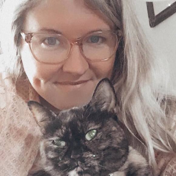 Profile Picture of Deborah Craig (@deborah__craig) on Poshmark