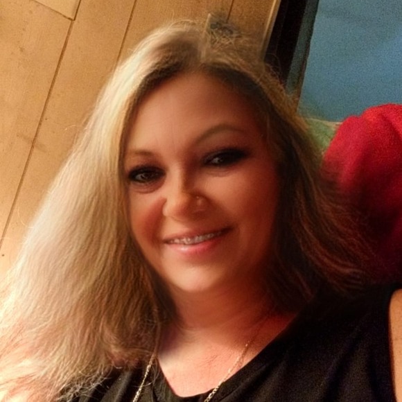 Profile Picture of Tonya Gallardo (@tonyagallardo) on Poshmark