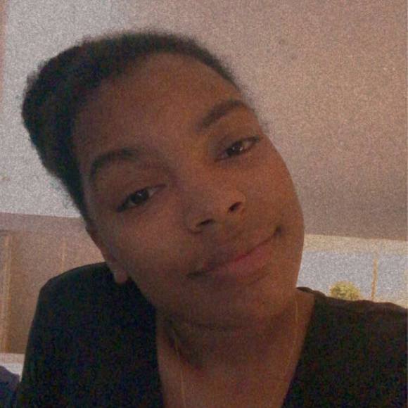 Profile Picture of Nadhira Gemert (@nadhiragemert) on Poshmark