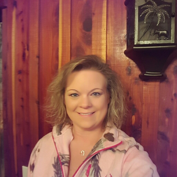 Profile Picture of Paula Settle (@camomichelle) on Poshmark
