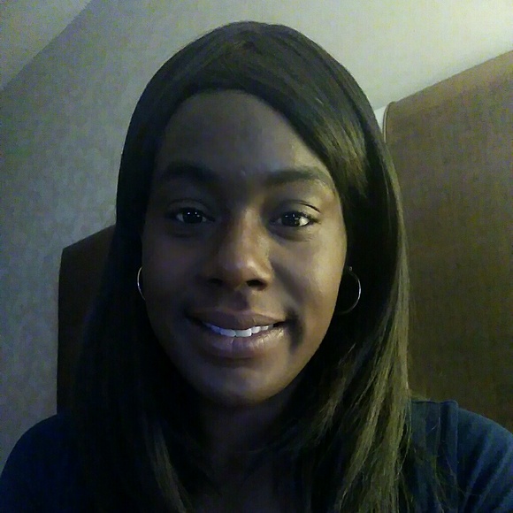 Profile Picture of Astoria Dunn (@astoriadunn) on Poshmark