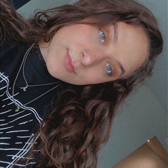 Profile Picture of Andrea Barrett (@andreabarret767) on Poshmark