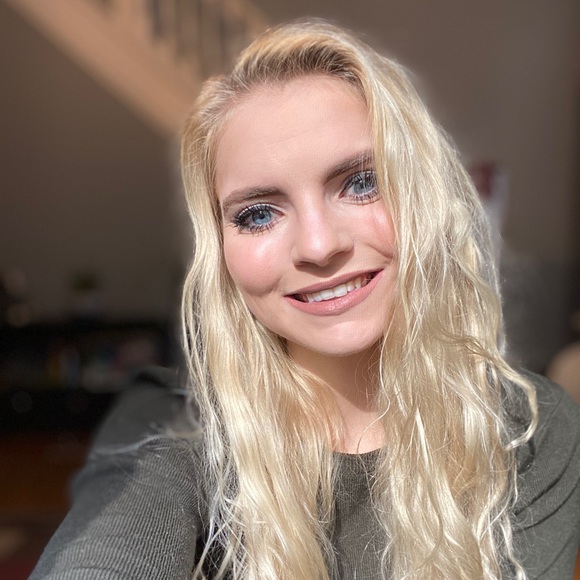 Profile Picture of Johnna Skarbek (@johnnaskarbek) on Poshmark